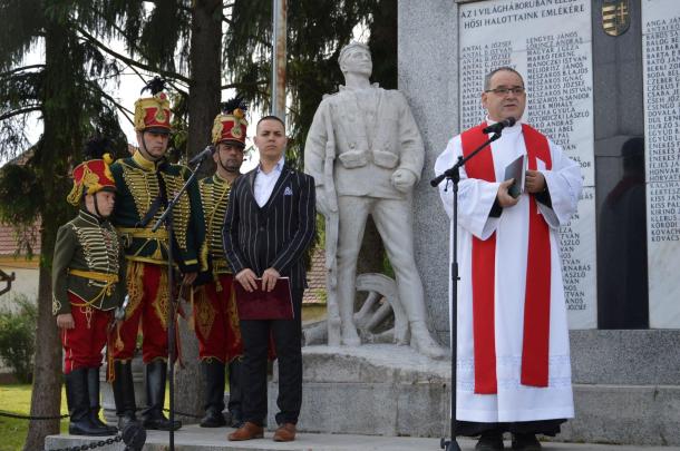 Mischinger Ferenc, római katolikus plébános az emlékműnél. Az eseményen a Gömöri Lovas és Népi Hagyományőrző Egyesület tagjai működtek közre.