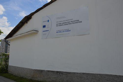A projekt táblája az épület oldalán