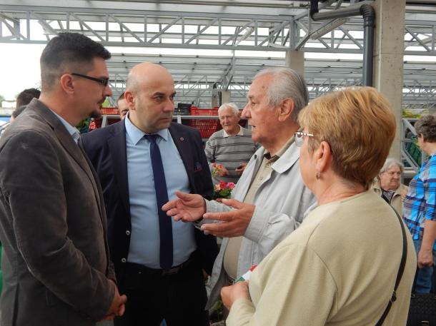 Az alpolgármesterek érdeklődőkkel beszélgetnek a piacon