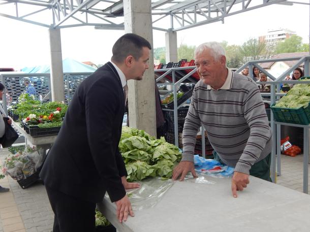 Janiczak Dávid beszélget az egyik kereskedővel