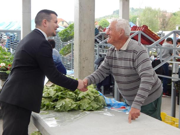 Janiczak Dávid beszélget az egyik kereskedővel