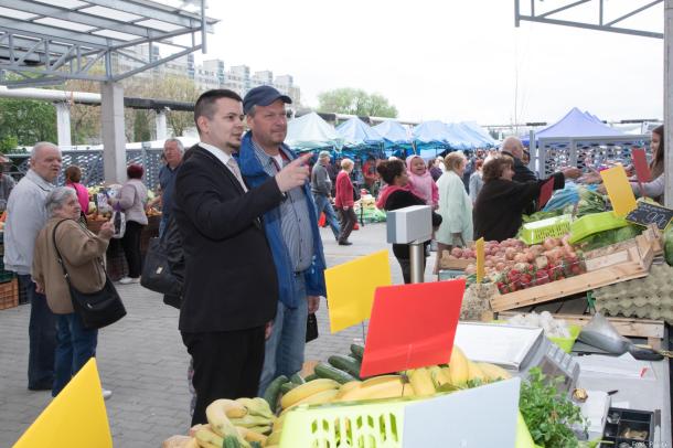 Janiczak Dávid az egyik vásárlóval beszléget