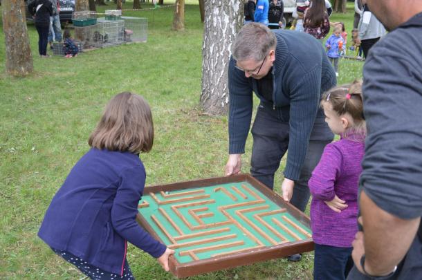 A népi játékok közt volt egy nagy méretű labirintus játék is.