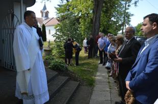 Talián Zoltán diakónus közösen imádkozik a megjelentekkel a koronás emlékmű előtt.
