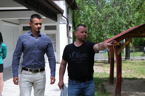 Janiczak Dávid polgármester és Tóth Pintér Krisztián projektvezető a területbejáráson.