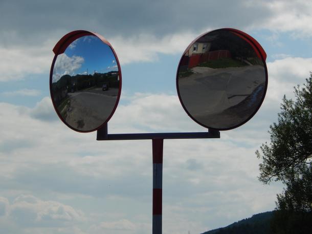 Páros domború tükör Hódoscsépányon a Nagyvölgyi út és Zrínyi Miklós út kereszteződésével szemben közelről.