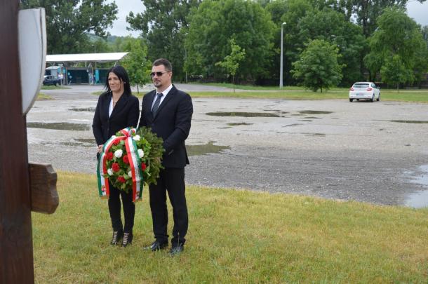 A megemlékezés virágait Zsuponyó Anett alpolgármester és Farkas Péter Barnabás, területi képviselő helyezte el