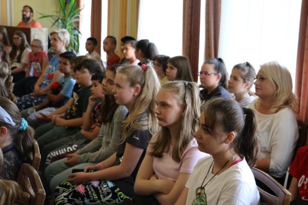 Az író-olvasó találkozó résztvevői az Ózdi Városi Könyvtárban.