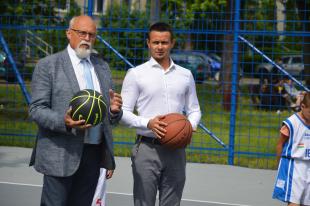 Riz Gábor országgyűlési képviselő, miniszteri biztos és Janiczak Dávid polgármester a Nagy Imre úti kosárlabda pályán.