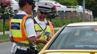Az Ózdi Rendőrkapitányság munkatársai igazoltatják a személygépjármű sofőrét.