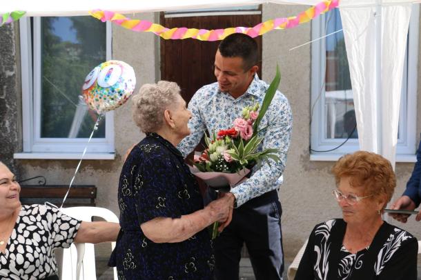 : Janiczak Dávid polgármester átadja a virágot az ünnepeltnek.