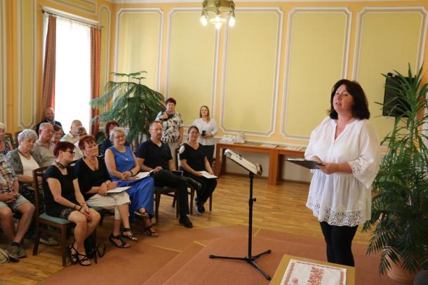 Szűcsné Pál-Kutas Orsolya, a Kazinci Klub vezetője és a könyvbemutató résztvevői az Ózdi Városi Könyvtár Rendezvénytermében.