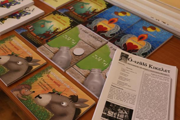 P. Dányi Gabriella műveibe és a Kazinci Klub Ő-szülő kikelet című folyóiratába is belelapozhattak a résztvevők.