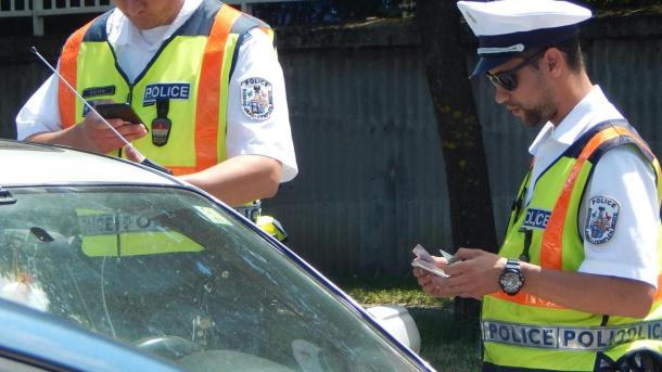 Az Ózdi Rendőrkapitányság munkatársai igazoltatják a személygépjármű sofőrjét.