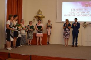 A hat díjazott a színpadon, az intézményvezető és Ózd város polgármestere.