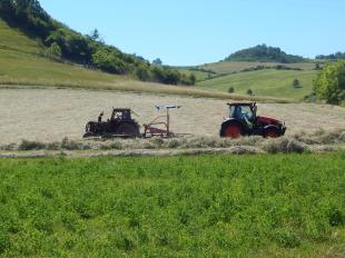 Két traktor mellőzi egymást a szántóföldön.