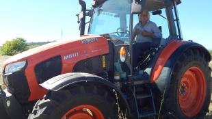 Varga Tibor indulásra készen áll a traktorban ülve.