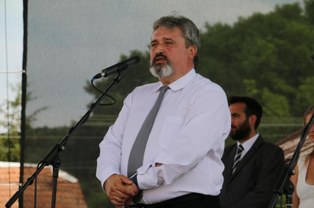 Kocsik László Csaba, Kissikátor polgármestere köszönti a vendégeket.