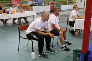 Molnár Márk edző feszülten figyeli tanítványát.