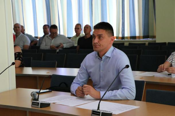 Dr. Csuzda Gábor a Pénzügyi és Gazdasági Bizottság ülésén.