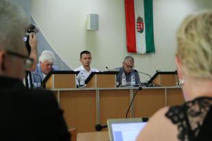 Dr. Almási Csaba, Janiczak Dávid és Angyal Béla a bizottsági ülésen.