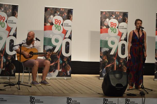 kiállítás megnyitó alkalmával a közönség egy irodalmi összeállítást is megtekinthetett, amelyen Csépai Eszter színművésznő és Jobbágy Bence gitáros működött közre.