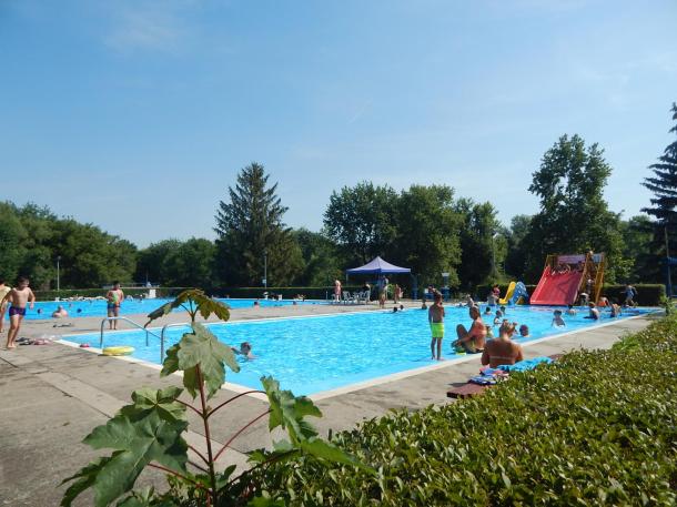 A helyi strand két medencéjében fürdőznek a vendégek.