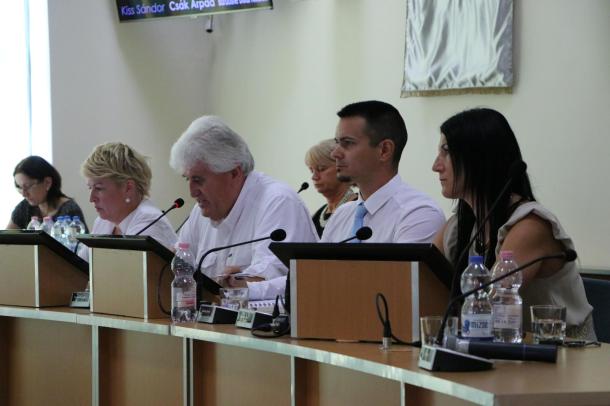 Dr. Sztronga Eszter, dr. Almási Csaba, Janiczak Dávid és Zsuponyó Anett az ülésen.