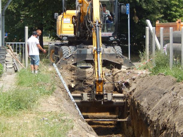 A markológép szedi ki a földet az árokból.