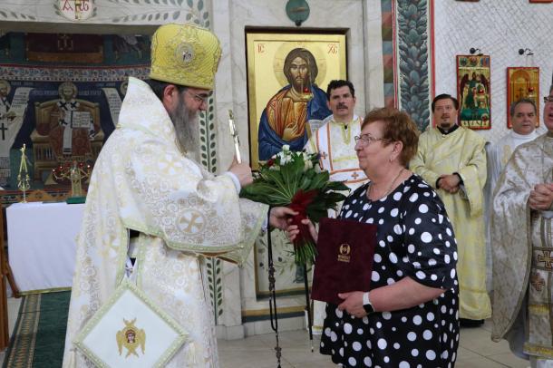 Dr. Orosz Atanáz püspök virágot nyújt át German Jánosnénak, a szeretetotthon alapítójának.