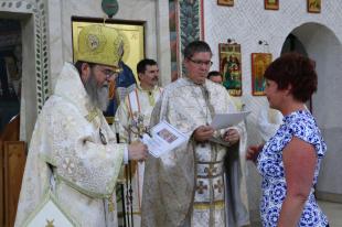 Dr. Orosz Atanáz püspök oklevéllel és virággal mond köszönetet a szeretetotthon dolgozóinak.
