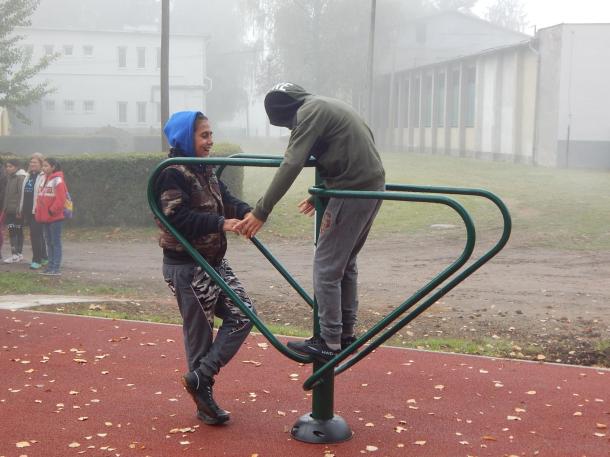 A „Sportlétesítmények fejlesztése Ózdon!” elnevezésű pályázat keretében sikerült kiépíteni a kültéri komplexumot.