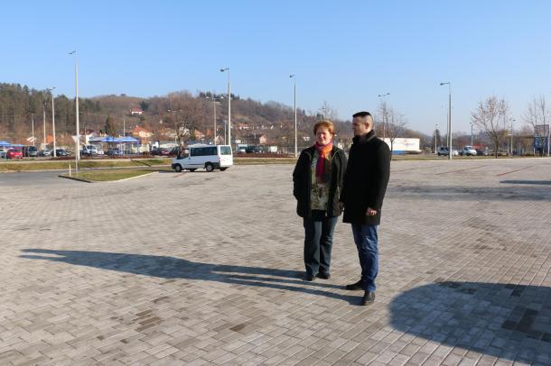Janiczak Dávidnak, városunk polgármesterének Kristonné Sipos Ágnes, a projekt menedzsere mutatta be a területet.