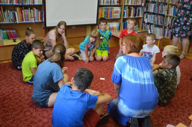 Táborozó gyerekek a könyvtár földszinti Gyermekkuckójában.