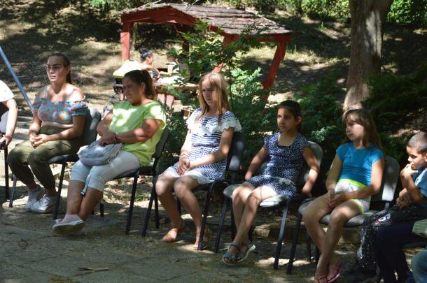 A tábor résztvevői és szüleik az ÓTSZEGYII Család- és Gyermekjóléti Központjának udvarán.