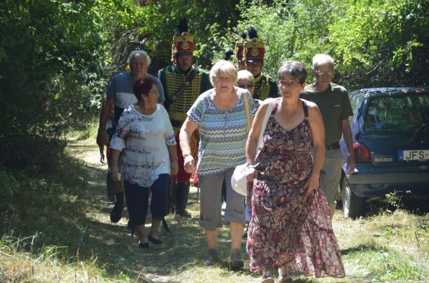 A Susát Rimaszéccsel összekötő erdei úton gyalogosan érkeztek résztvevők.