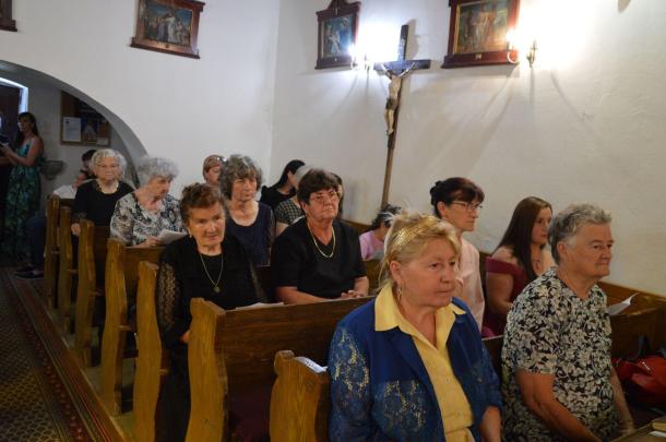 Az Élő gregorián – Hangzó Árpád-kor elnevezésű országos programsorozat résztvevői a szentsimoni templomban.
