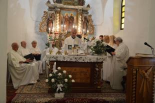 Szőke Gábor, római katolikus plébános és a Schola Veritas kórus tagjai a gregorián szentmisén.