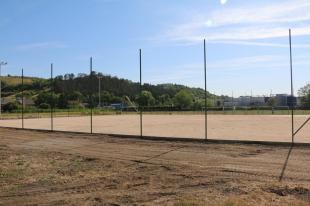 Végéhez közeledik a műfüves futballpálya építése.