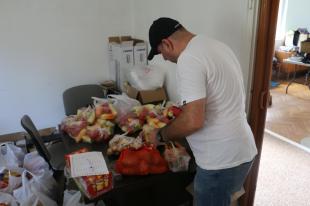 Fidrus Péter területi képviselő készíti össze az élelmiszercsomagot.
