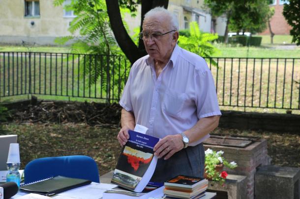 Kurucz János helytörténeti kutató bemutatta legújabb könyvét a Szabolcs közi idősek otthonának kertjében.
