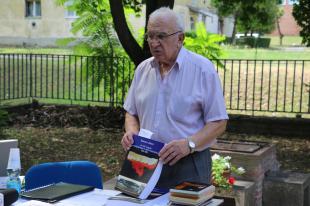 Kurucz János helytörténeti kutató bemutatta legújabb könyvét a Szabolcs közi idősek otthonának kertjében.