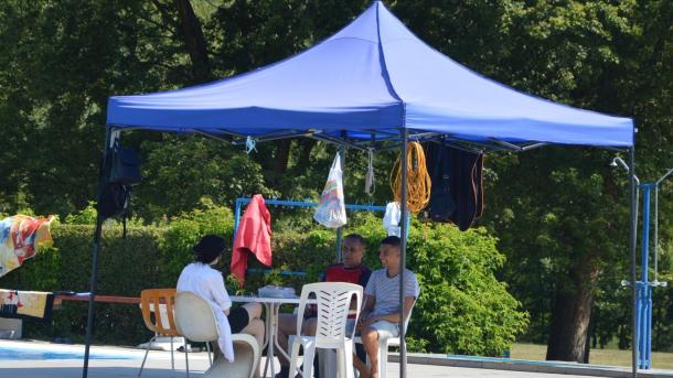 A strandon az úszómesterek és a diákmunkások felügyelik a rendet.
