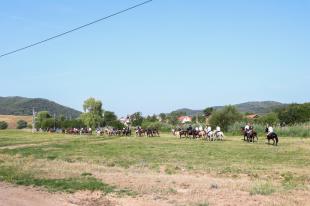 Távoli kép a lovasok vonulásáról.