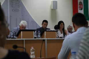 Dr. Almási Csaba, Janiczak Dávid és Zsuponyó Anett a testületi ülésen.