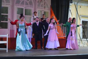 Az operett szereplői táncolnak a színpadon.