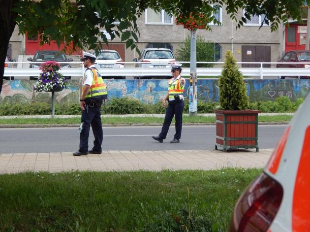 Az Ózdi Rendőrkapitányság munkatársai irányítják a forgalmat a Vasvár úton.