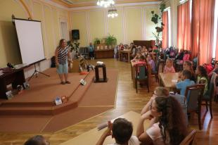 Tarkaforgó címmel gyermektábort szerveztek az Ózdi Városi Könyvtárban.