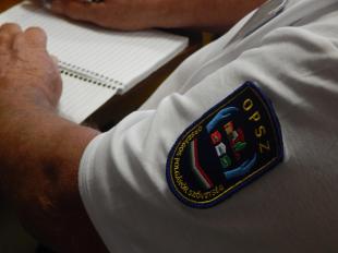 Az Országos Polgárőr Szövetség karjelzése és logója egy ing újjon.