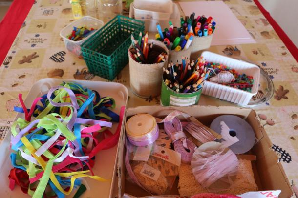 Az asztalon a gyerekeknek elkészített alapanyagok vannak.